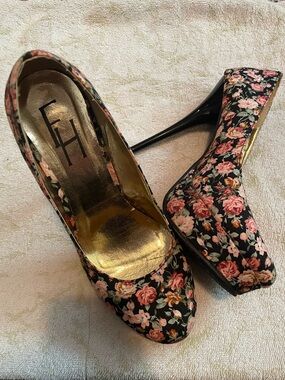 FH - Floral Patterned Platform Heels with Gold Lining - size 9